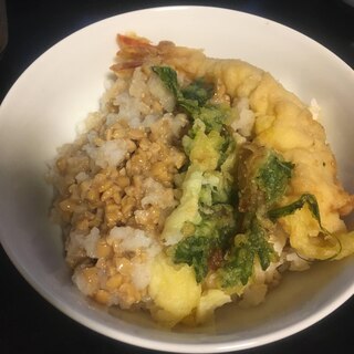 おろしひきわり納豆、春菊と海老天丼